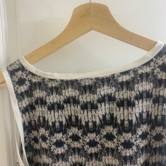 Mossimo Black and White Sleeveless Tanktop - Picture 6 of 6